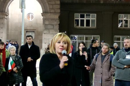 Емоционална вечер на площада: Мая Манолова отговори на въпросите на хората