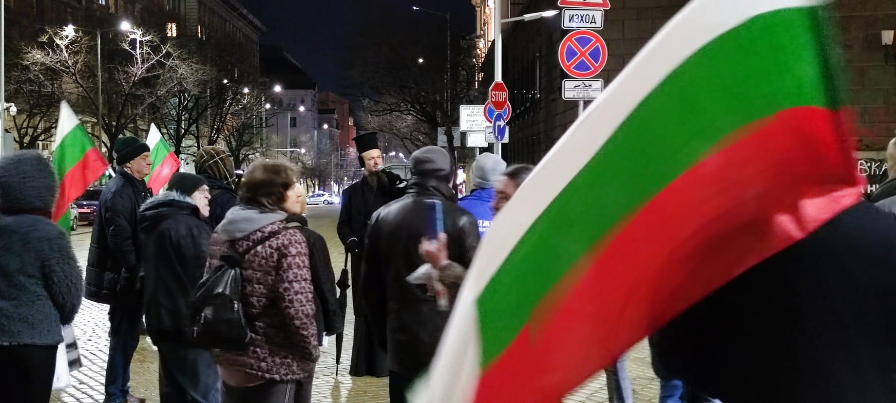 Протестите в София и Варна продължават, а екоактивисти се разходиха из столицата