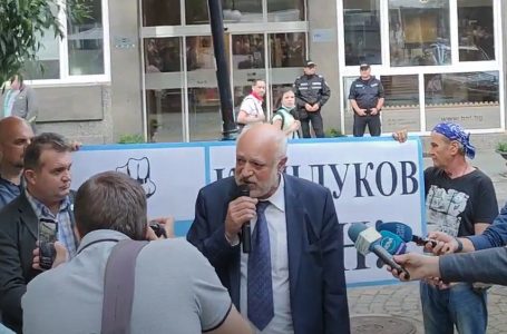 Протест срещу Емил Кошлуков се проведе пред БНТ